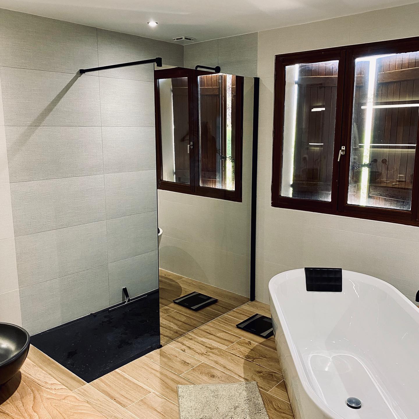 Photo d'une salle de bain rénovée par Mont-Blanc Environnement