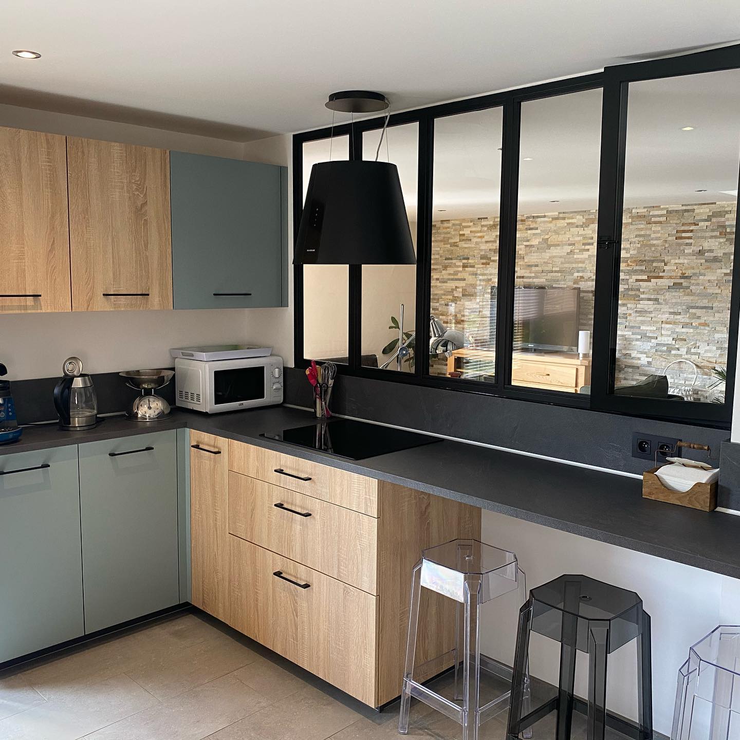 Photo d'une cuisine aménagée en sur mesure - Mont-Blanc Renov'All