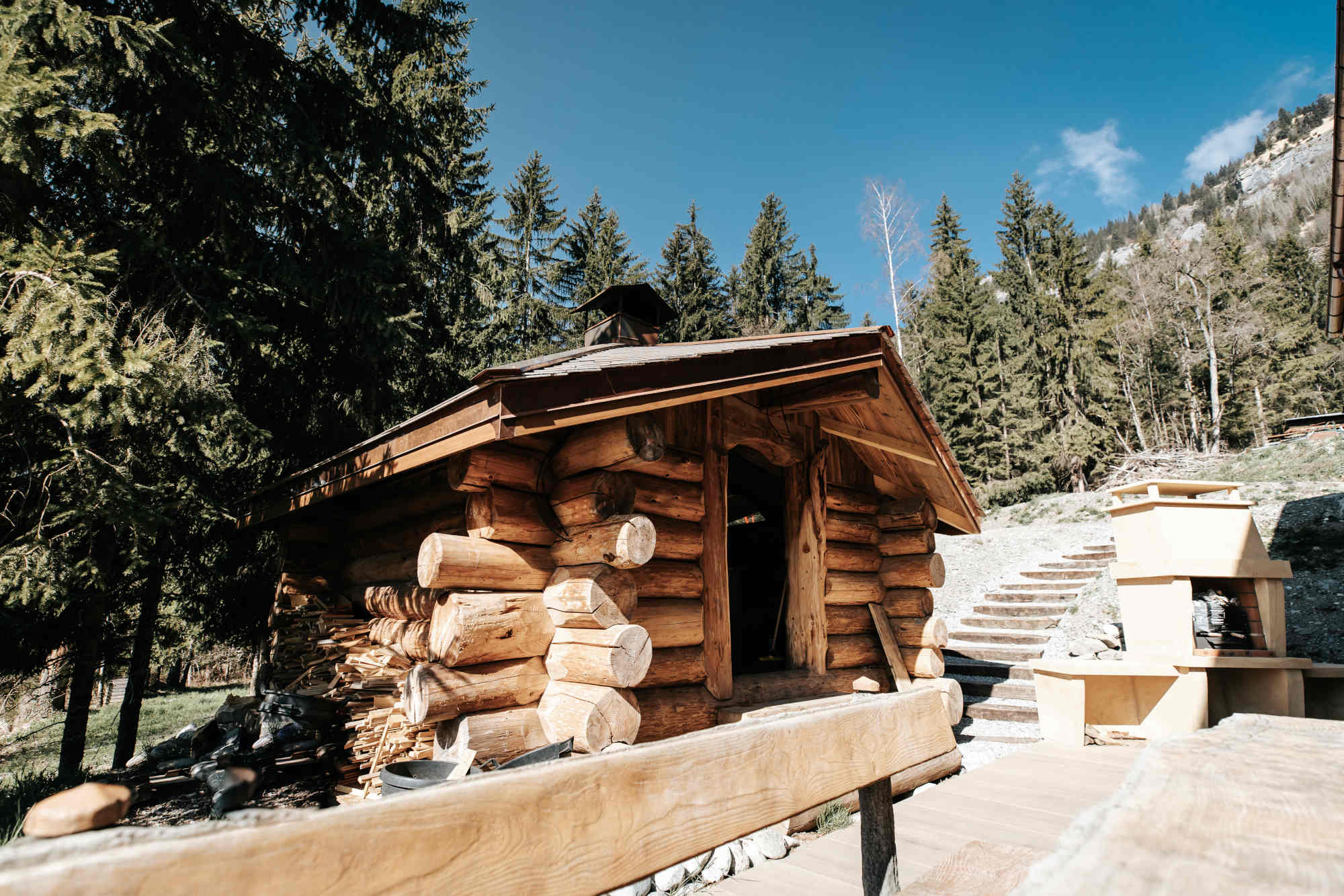 Photo d'un cabanon extérieur en rondin de bois construit par l'entreprise Mont-Blanc Renov'All à Sallanches