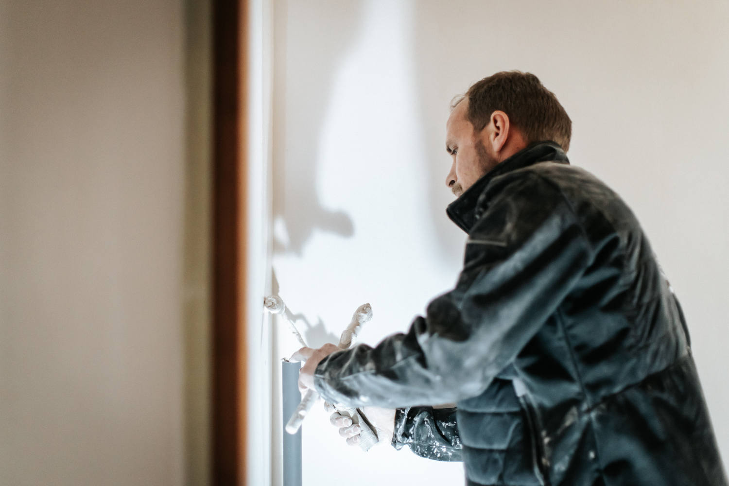 Photo d'un employé de la société Mont-Blanc Renov'All entrain de peindre un mur