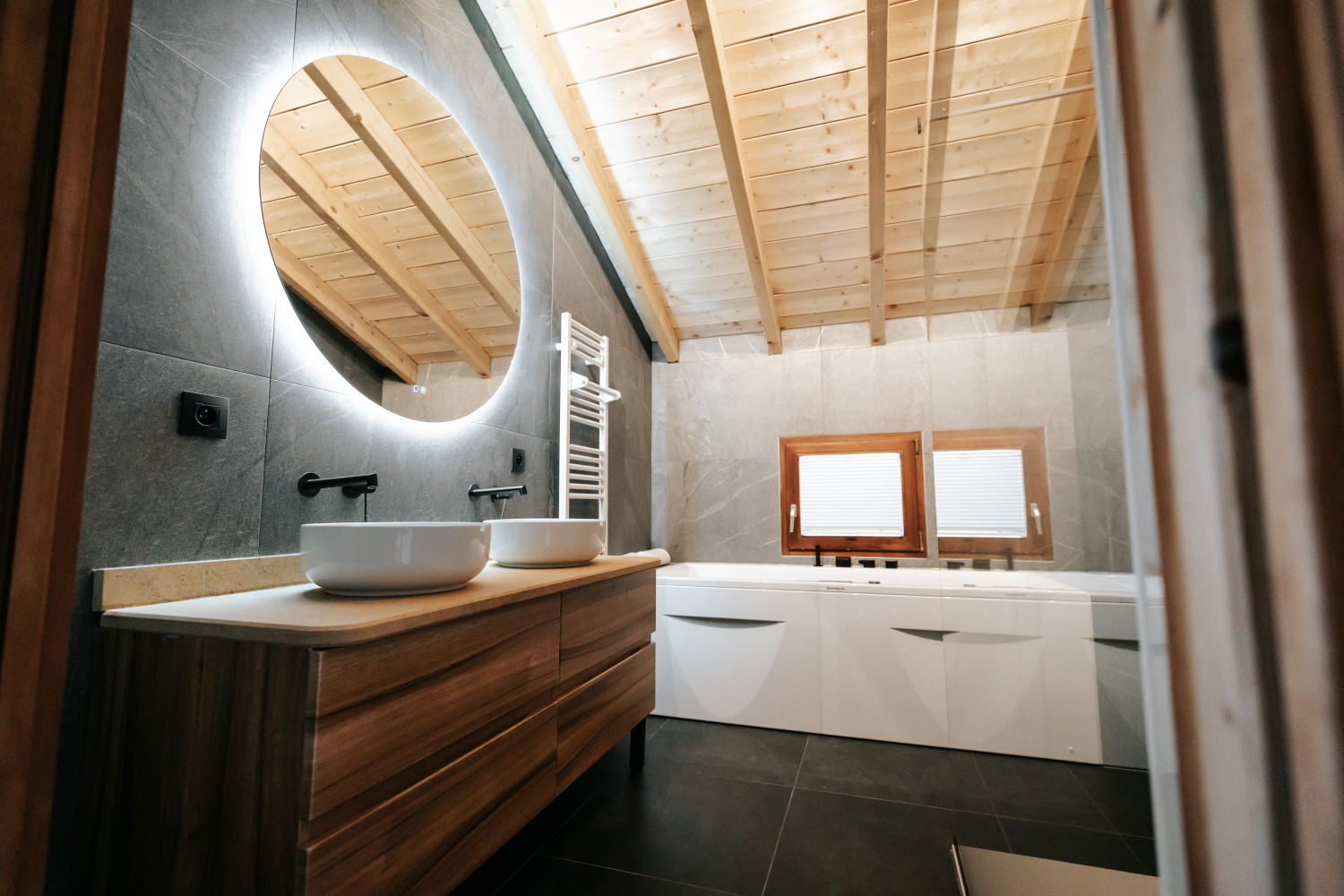 Photo d'une grande salle de bain moderne avec un miroir lumineux