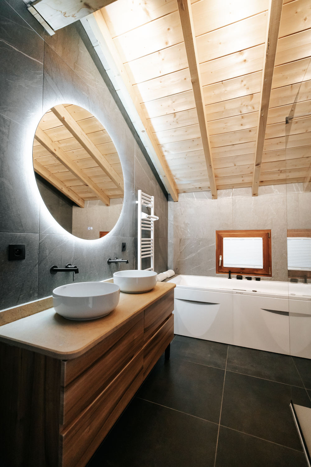 Photo d'une grande salle de bain moderne avec un miroir lumineux