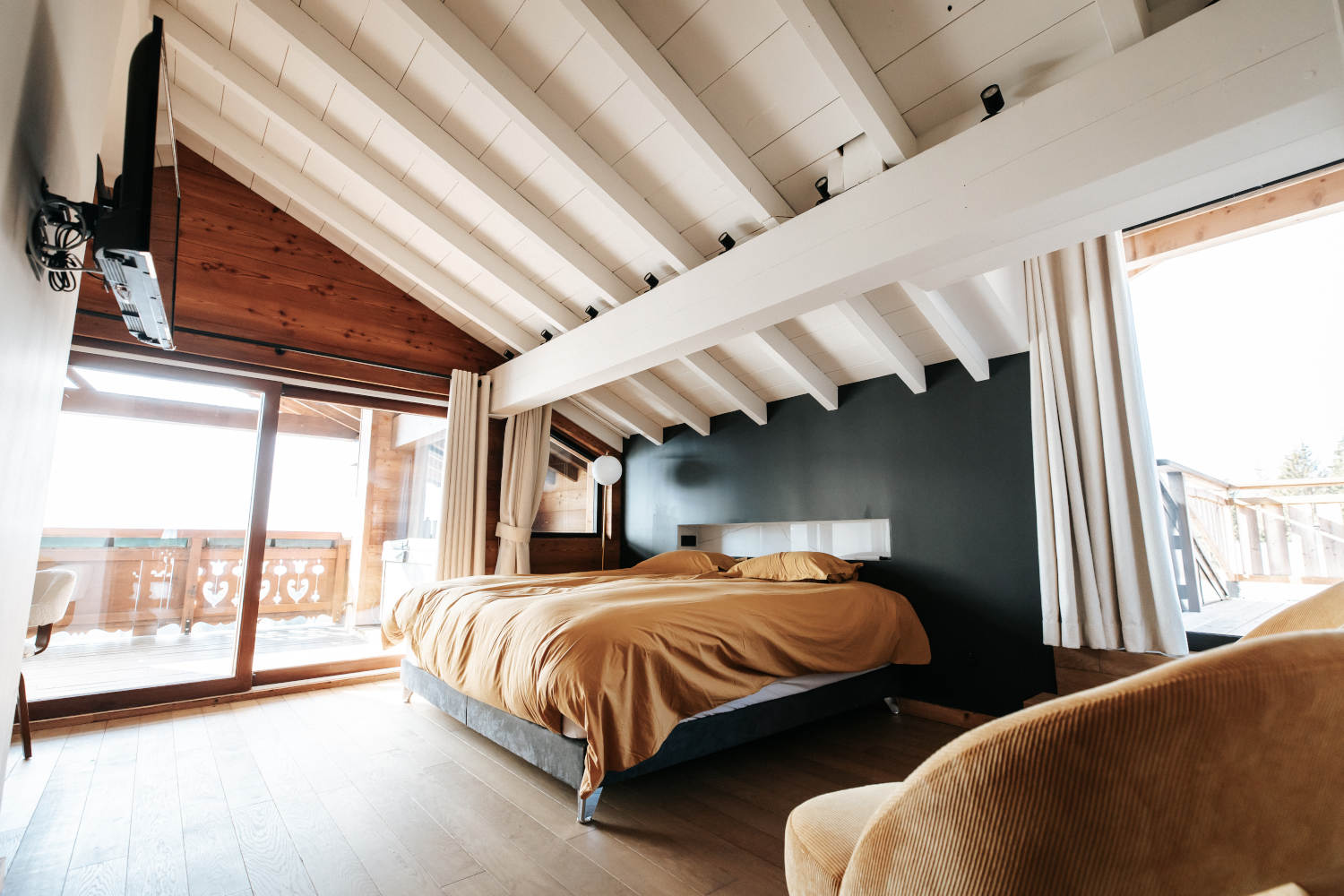 Photo de l'aménagement d'une chambre parentale dans un chalet