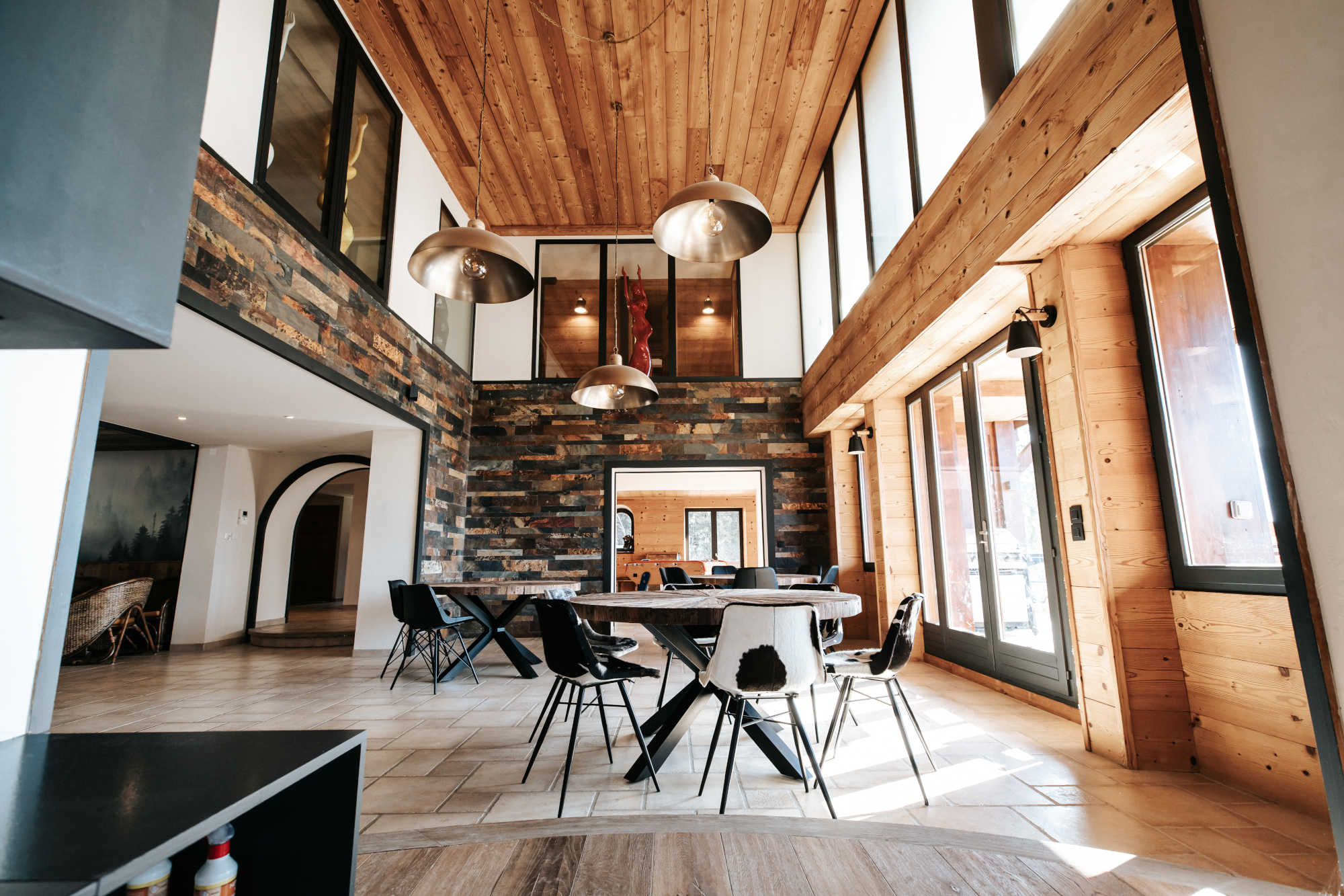 Photo de la construction et de l'aménagement intérieur d'un grand chalet en bois dans la vallée de l'Arve en Haute-Savoie