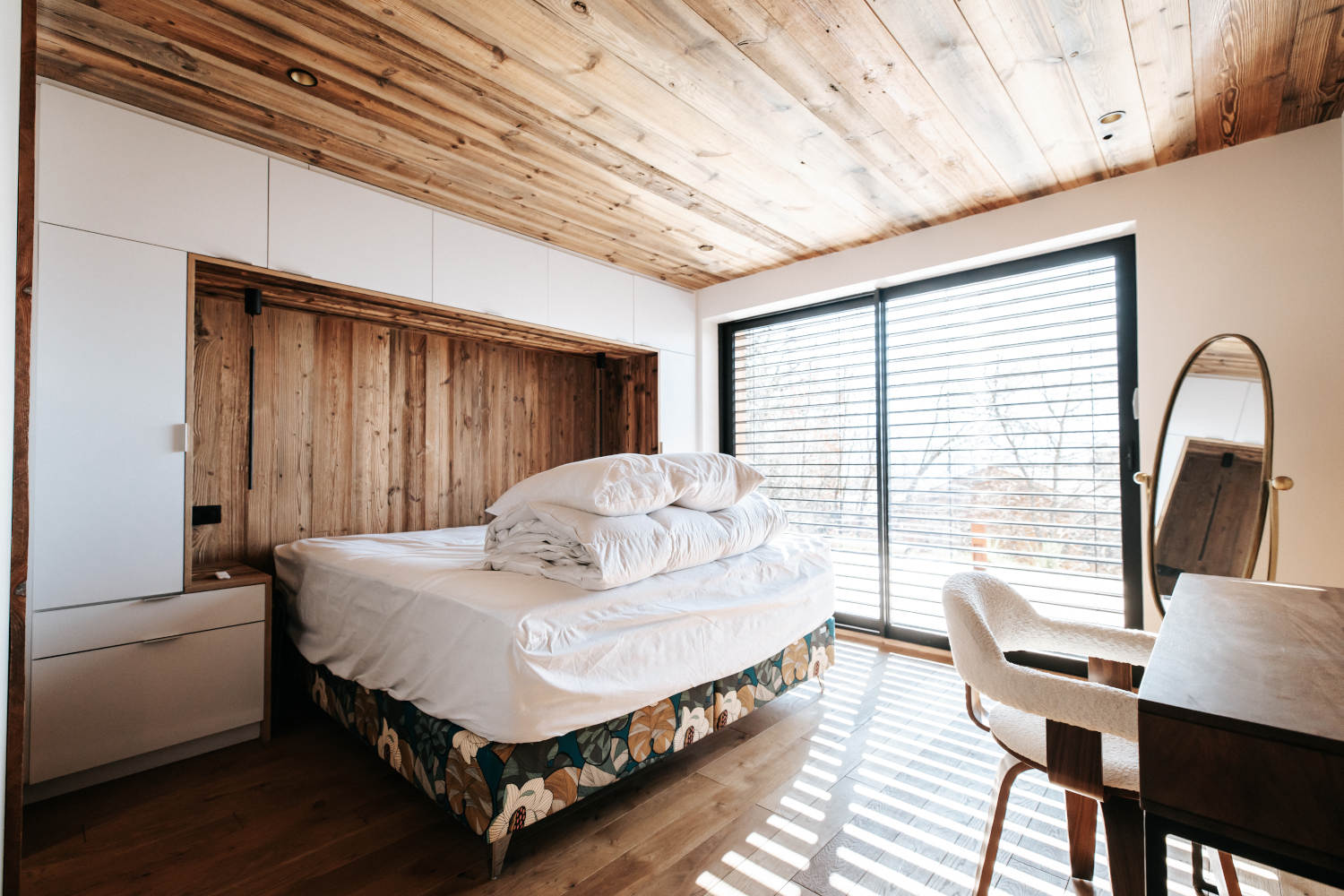 Aménagement intérieur d'une chambre sur mesure dans un chalet à Sallanches