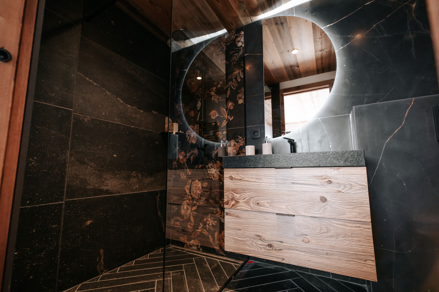 Photo d'une salle de bain moderne de couleur noire avec miroir et rangements