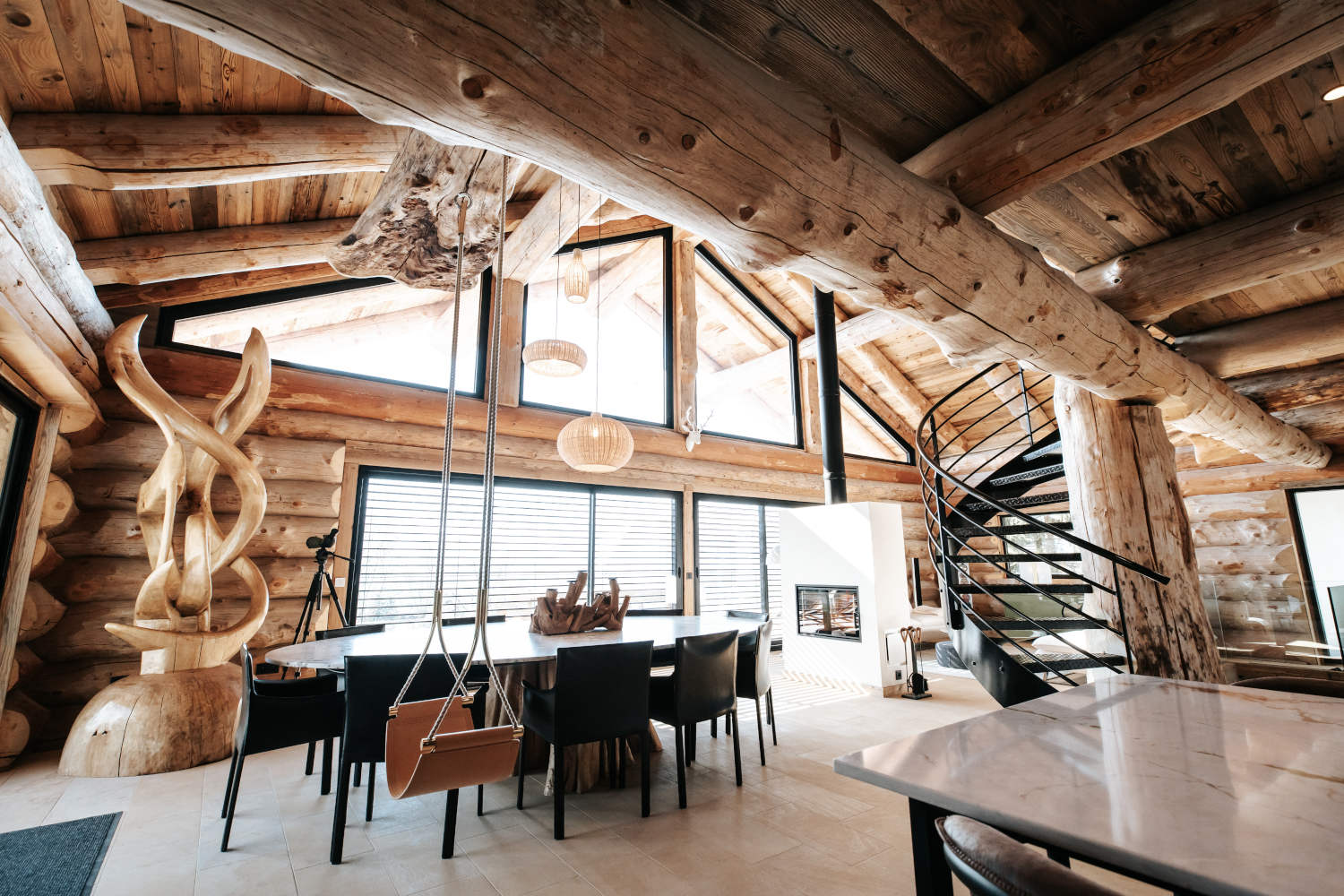 Photo de la construction et de l'aménagement intérieur d'un grand chalet en bois dans la vallée de l'Arve en Haute-Savoie