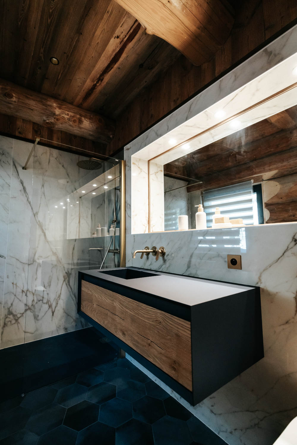 Photo d'une salle de bain moderne et class en marbre blanc et bois