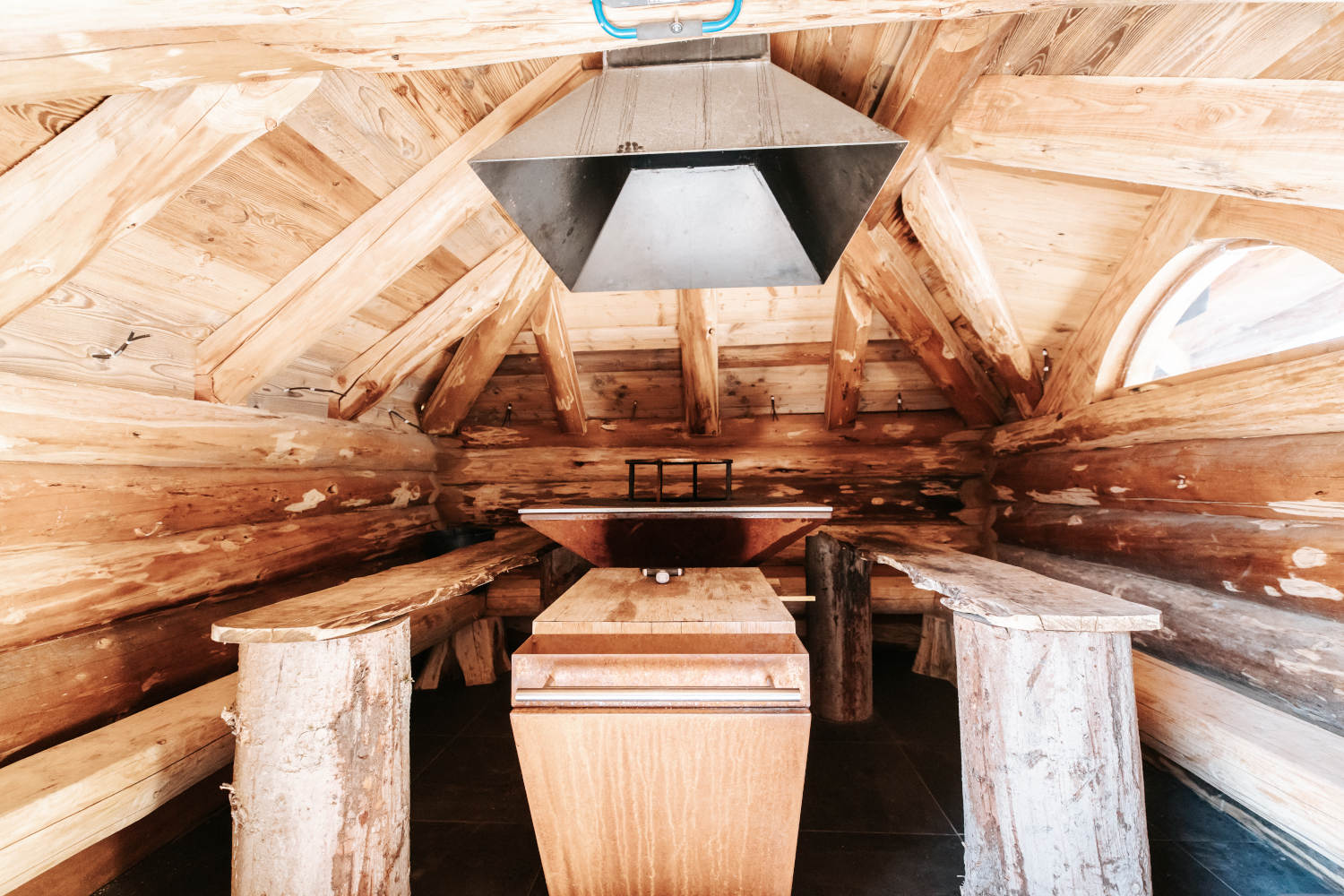 Photo d'un brasero aménagé dans un petit chalet en bois