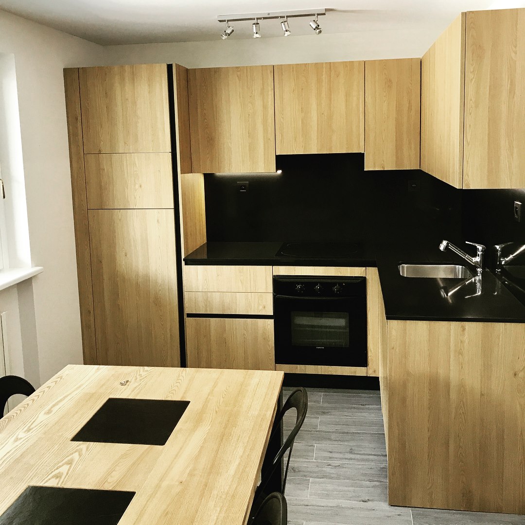 Photo d'une cuisine en bois rénovée par la société Mont-Blanc Renov'All