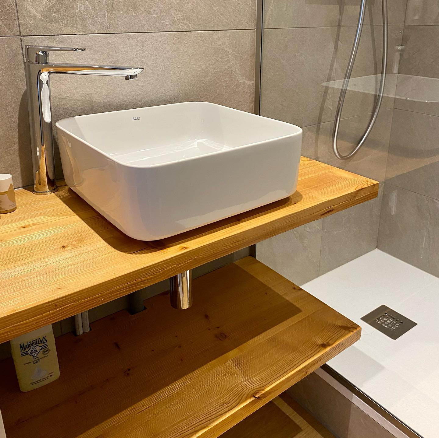 Photo d'un lavabo carré dans une salle de bain