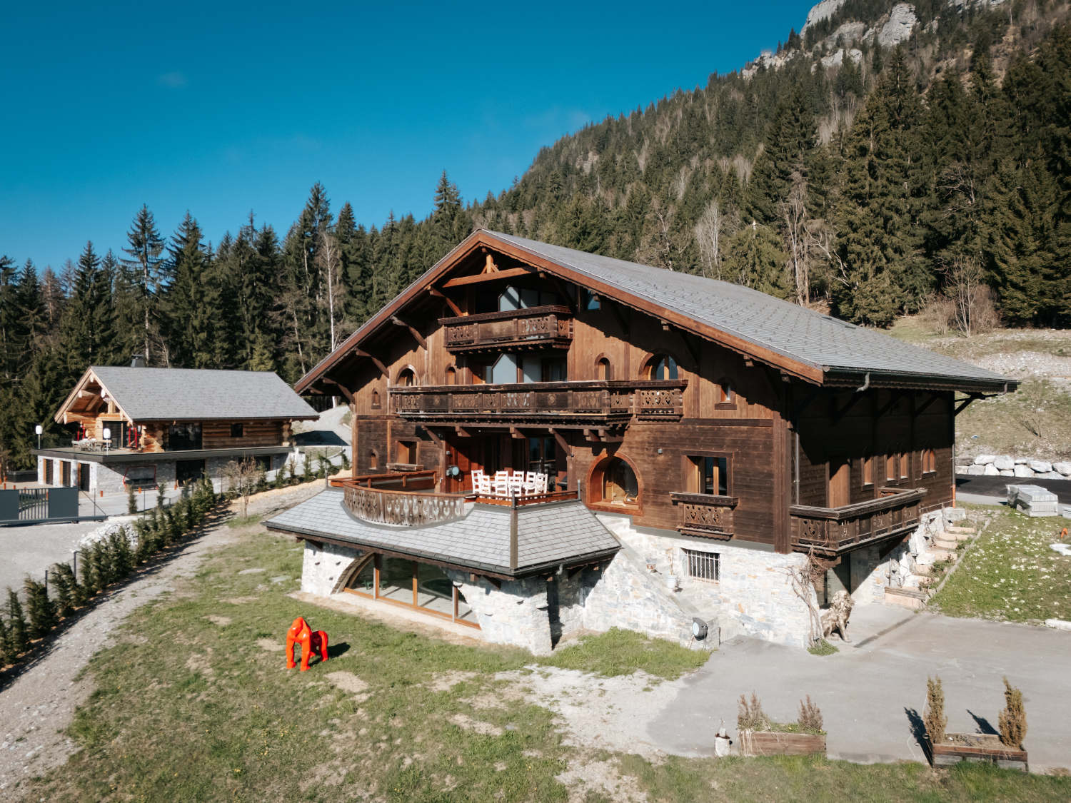 Photo extérieure d'un grand chalet en bois construit par la société Mont-Blanc renov'All