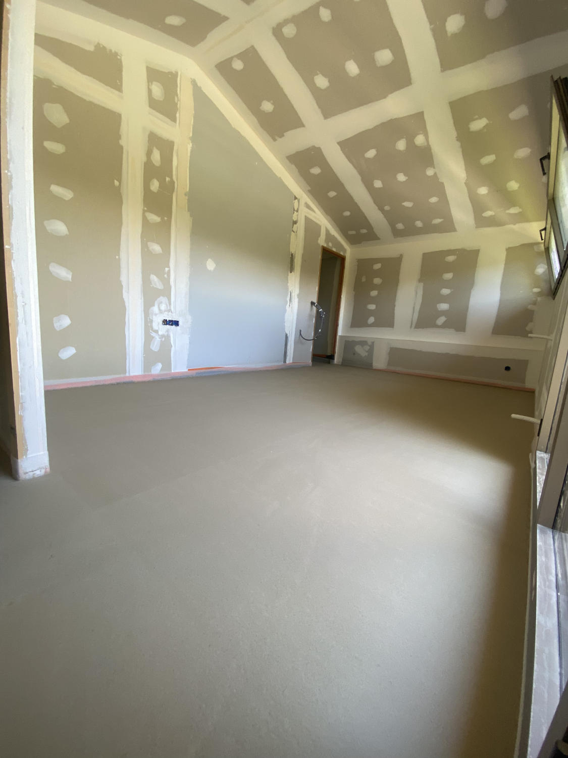 Photo de la pose d'une chape pour la construction d'un chalet en Haute-Savoie