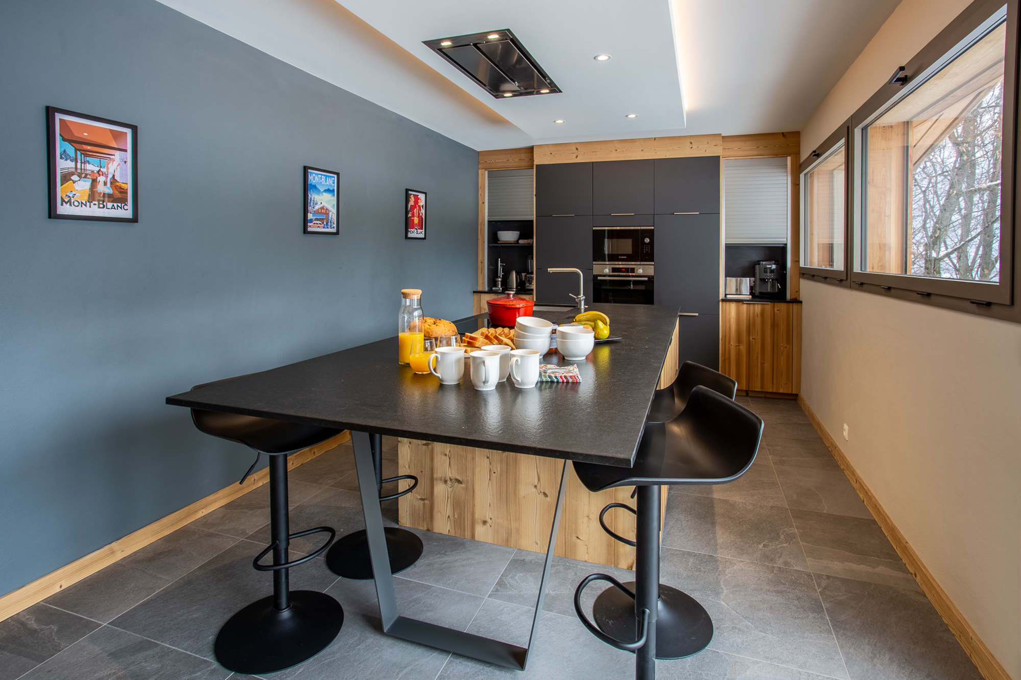 Photo d'une cuisine avec un îlot central dans un chalet - Mont-Blanc Renov'All